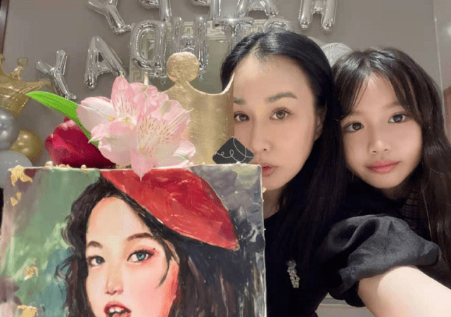 黑色|钟丽缇次女太时尚！13岁就做美甲美貌逆袭，拍大片比小S女儿还酷