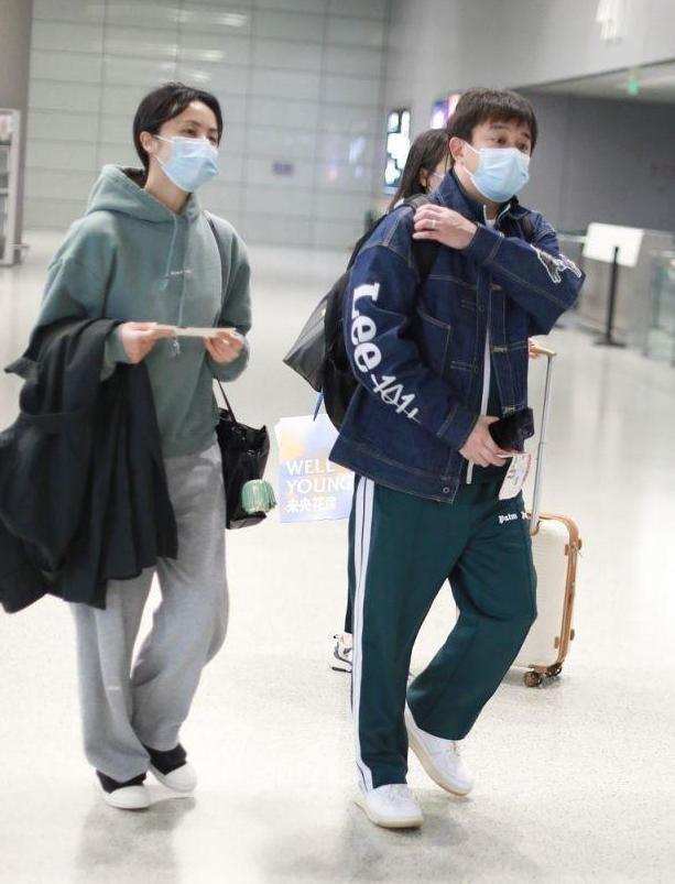 黄磊|黄磊带老婆走机场，穿搭减龄身材却是油腻大叔，孙莉还像小姑娘