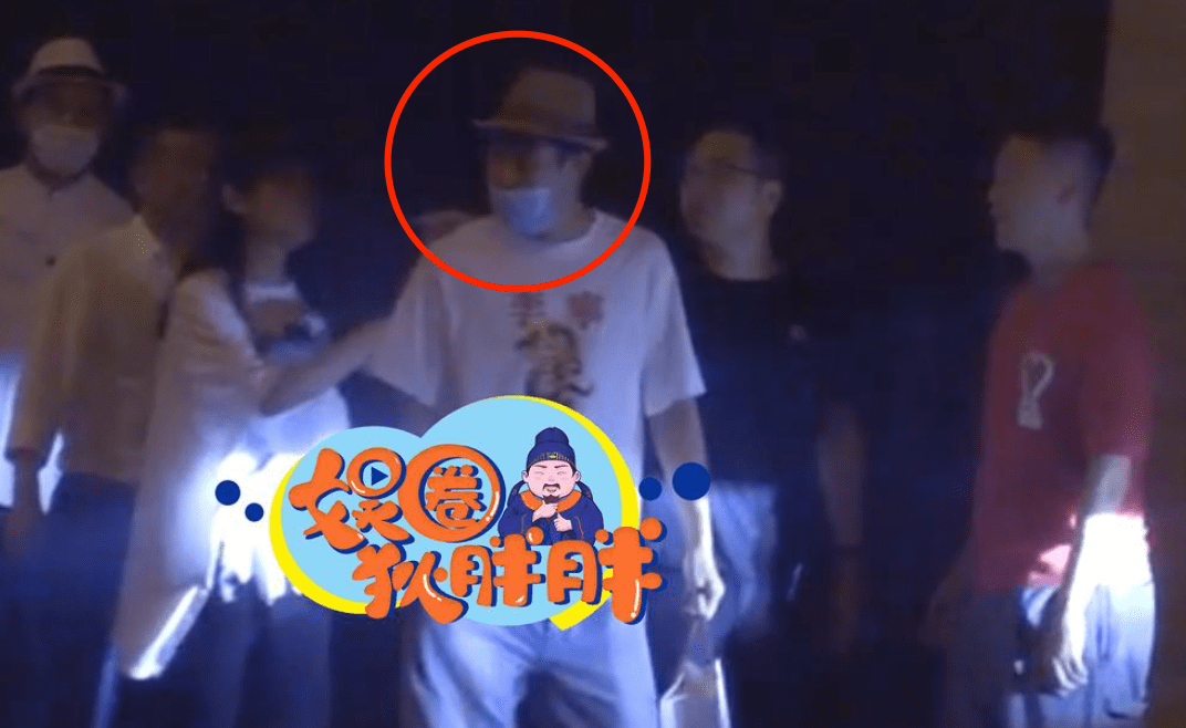 友人|小沈阳夫妇深夜和友人聚餐,结婚17年穿情侣装,仍牵手秀恩爱