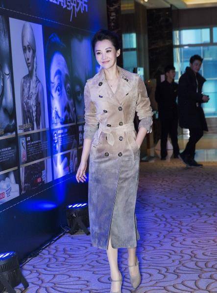 女王|许晴穿针织衫配小黑裤，气质身材依旧不输别人，不愧是时代女王