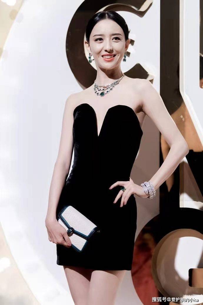 花又|佟丽娅穿越复杂反而越美，裙子又花又鲜艳，一般人还真hold不住