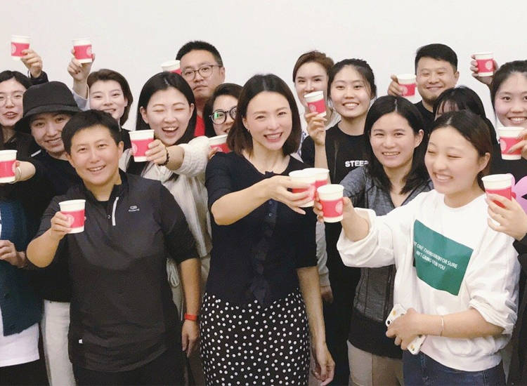 身材|董卿《朗读者3》杀青照曝光!手捧鲜花站C位,打扮朴素好接地气