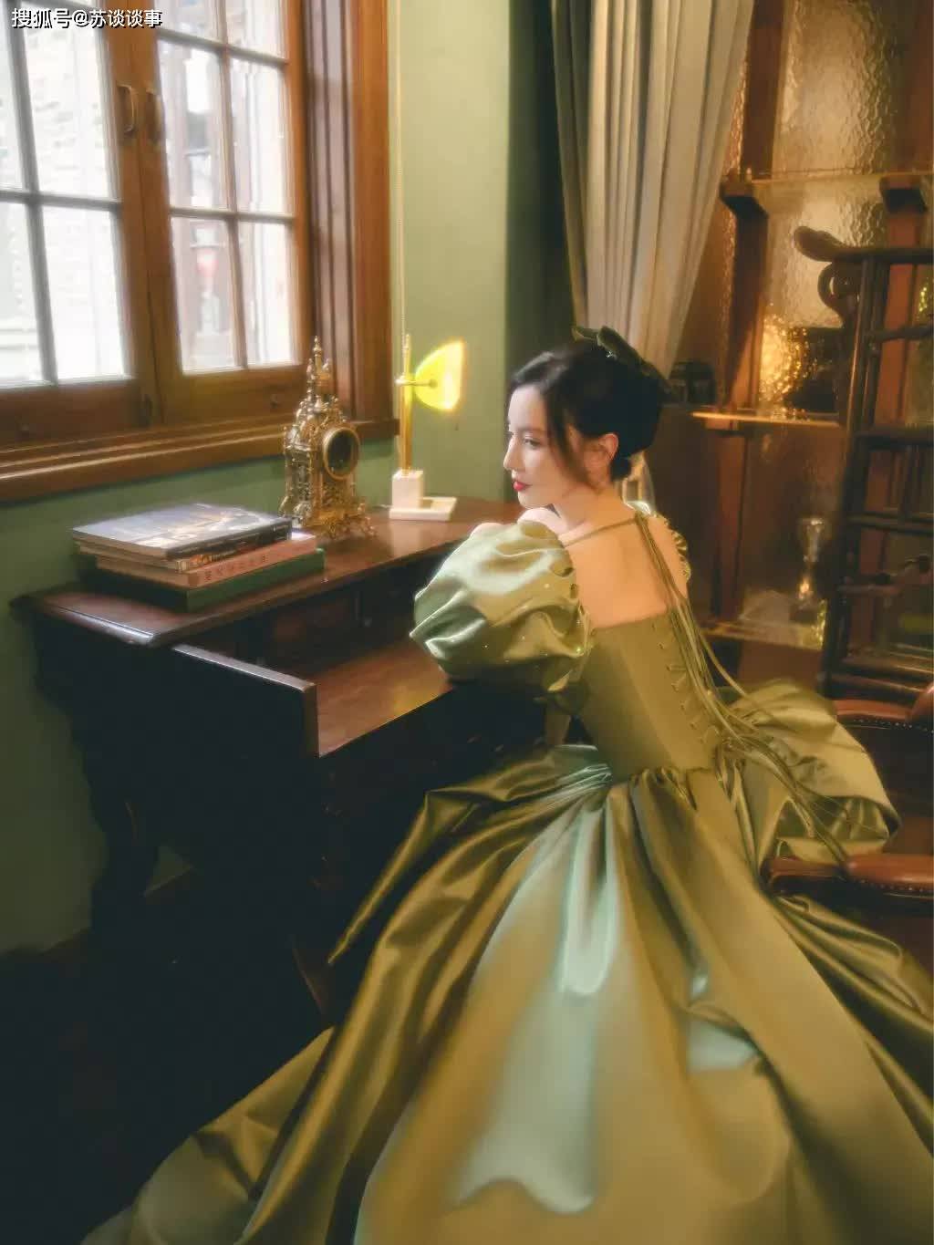 视觉|真是服了张萌,那么紧的裙子都硬塞进去,被勒得去看骨科也太拼了