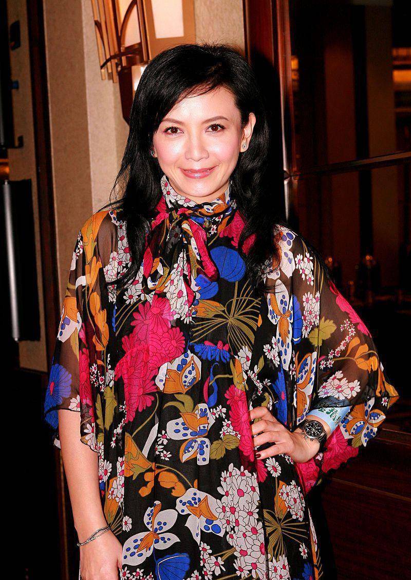 曾华倩|梁朝伟初恋气质真挺好，穿花里胡哨的裙子也很优雅，丝袜却减分了