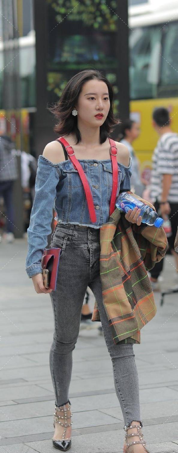 显得|身材修长的打底裤美女，造型个性又有时尚感，更加雅致