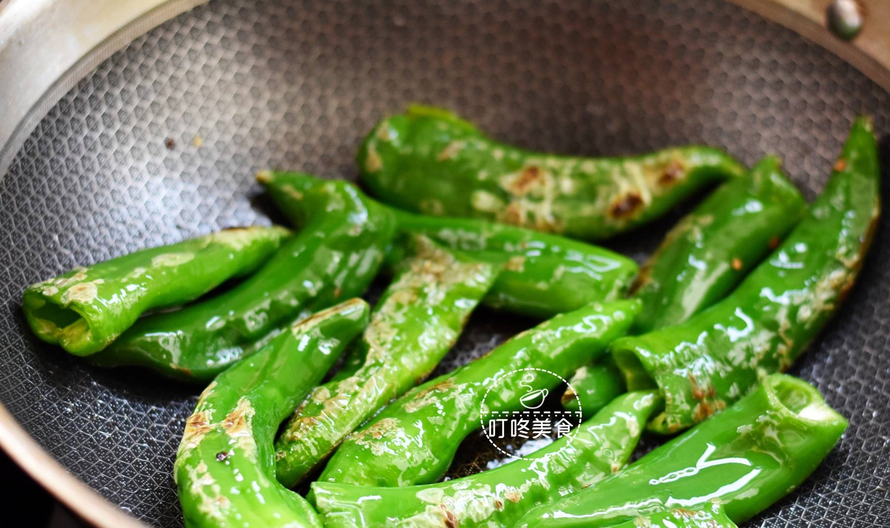 做法|做虎皮青椒,先放油还是后放油?很多人弄错了,难怪青椒不起皮