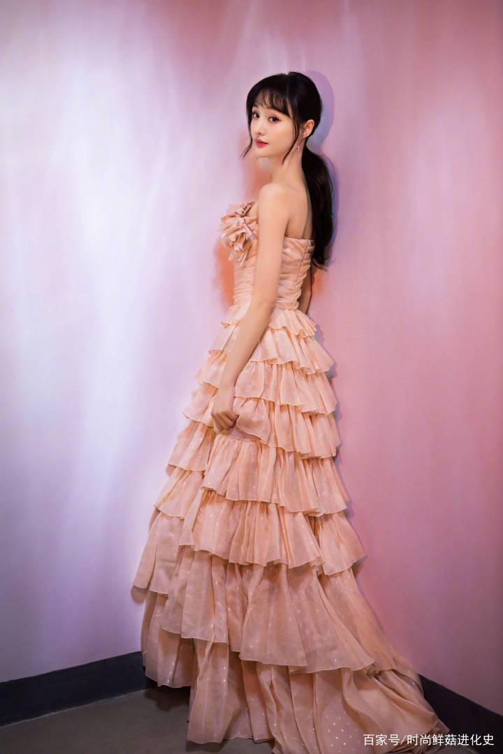整体|28岁郑爽也太瘦了！千层蛋糕裙很美，无奈腰身撑不起裙子，全是褶