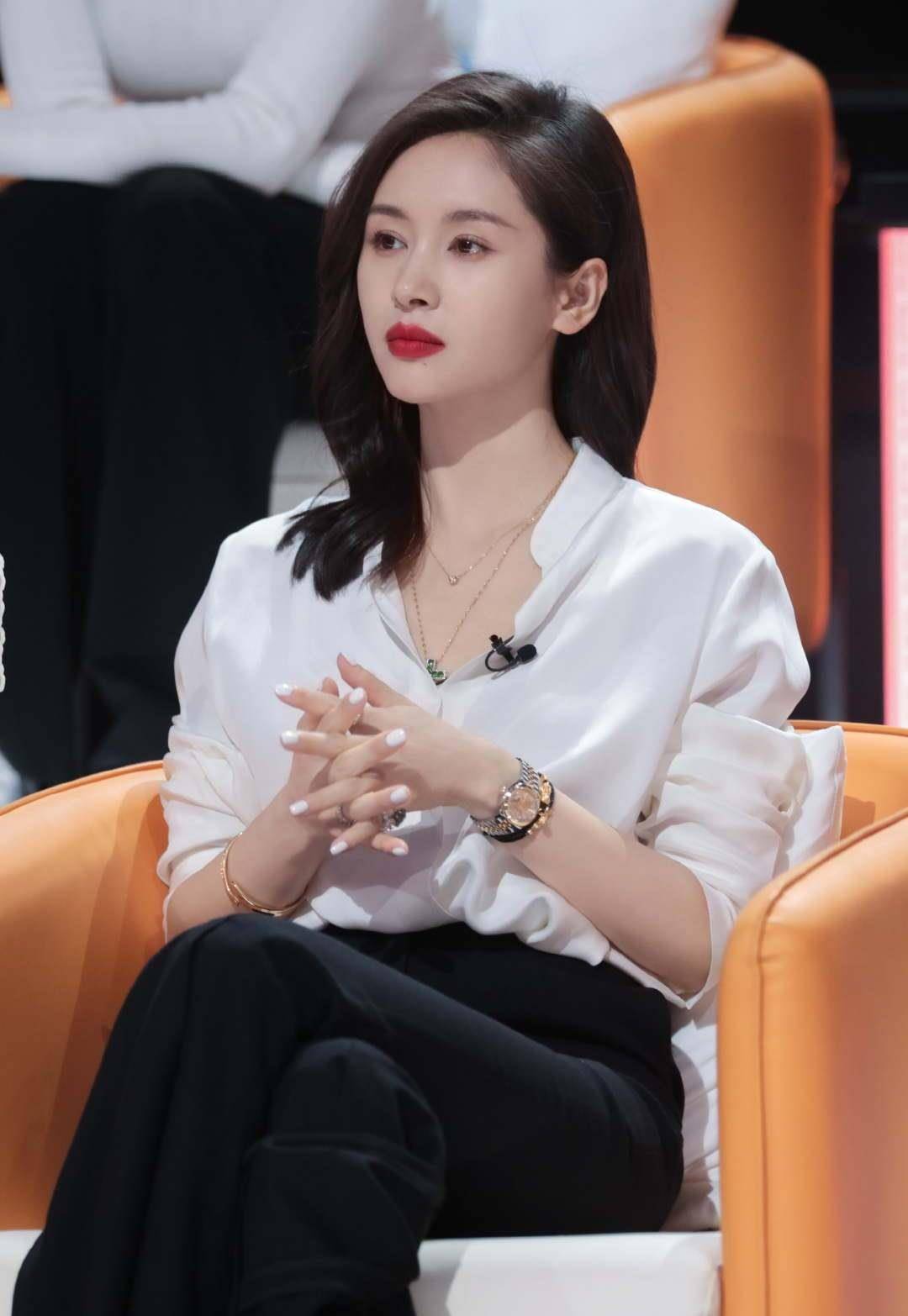 细节|王子文恋爱后更会打扮，简单白衬衫都穿得这么时髦，令人羡慕