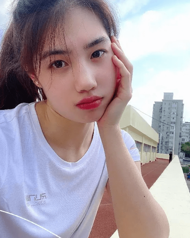 奥运冠军张雨霏生活照曝光!超像年轻版钟丽缇,气质秒杀韩国女星_比赛