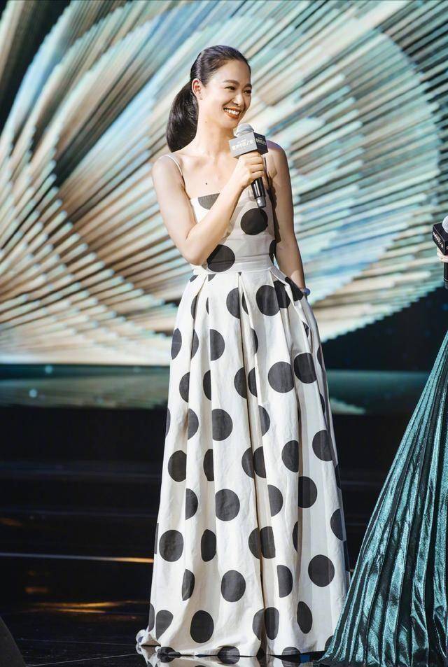 设计|周韵素颜出门被怼脸拍，跟精修图比差距大，穿一身黑气质依旧高级