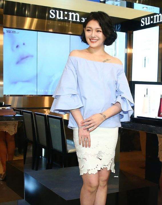 一身|谁说黑色就显瘦，大S穿一身黑还是白肥美，衬得边上汪小菲好苗条