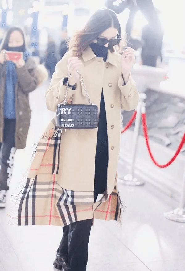 宋佳|女明星用围巾解锁新时尚,董璇当成腰带系,宋佳直接缝在风衣上