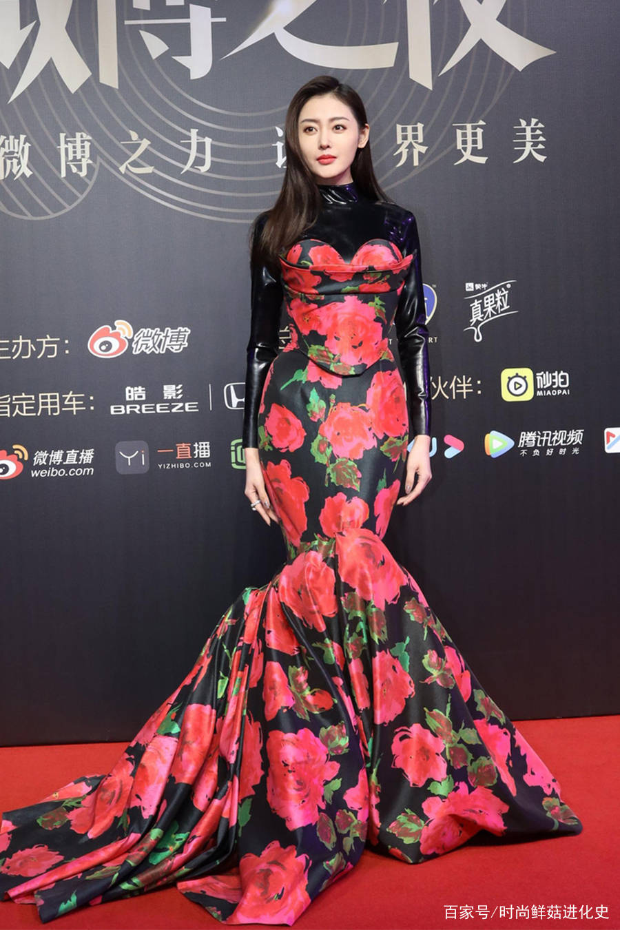 鱼尾|28岁张天爱真是敢穿！敢把“大花床单”穿上，最丑造型竟美成C位