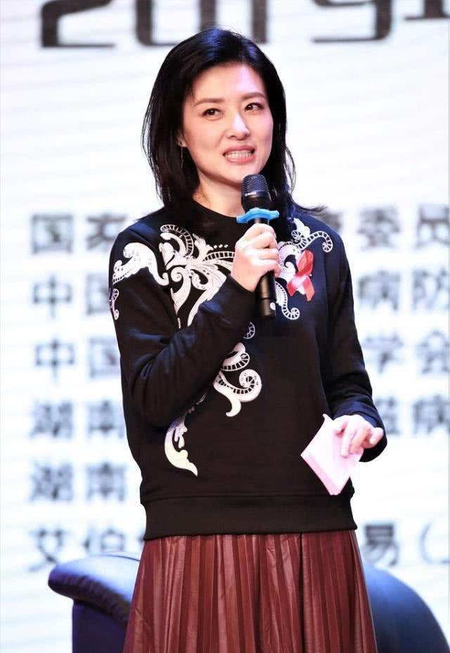 卫衣|周涛终于换发型，剪掉厚刘海露出额头好精神，配卫衣+半裙好显嫩