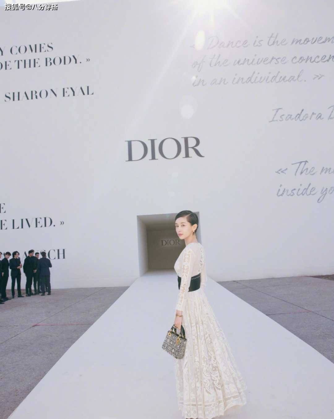 显高|159cm王子文太懂显高穿搭，白色连衣裙配宽腰带，高级显瘦有气场