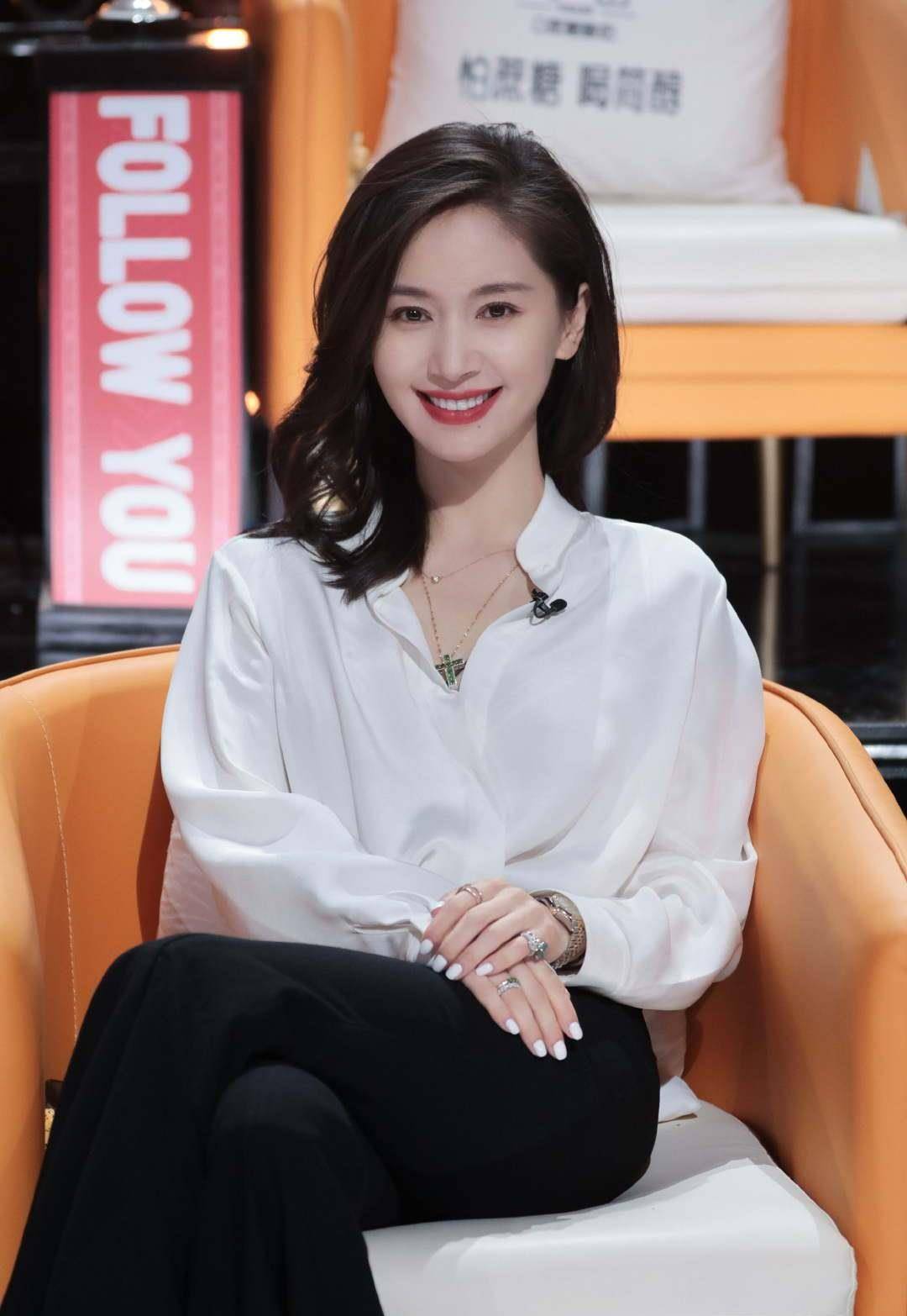 细节|王子文恋爱后更会打扮，简单白衬衫都穿得这么时髦，令人羡慕