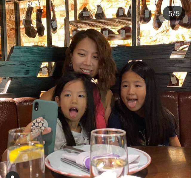 冯德伦|女星林熙蕾晒泳衣照不似二孩妈妈，坐享私人泳池，富豪老公太宠
