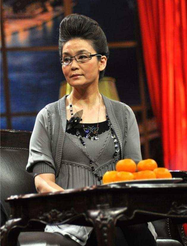 身材|潘虹无惧变老,素颜配“奶奶裙”出席活动,有皱纹也不影响气质美