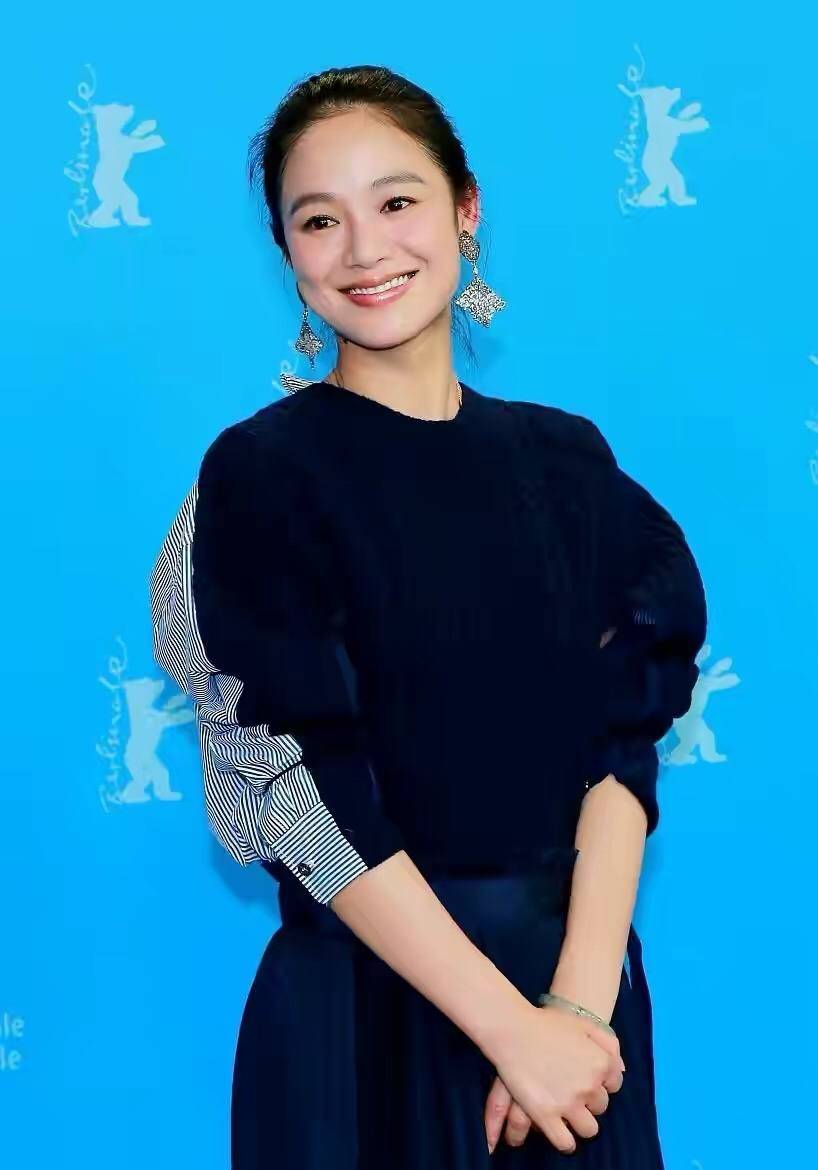 设计|周韵素颜出门被怼脸拍，跟精修图比差距大，穿一身黑气质依旧高级