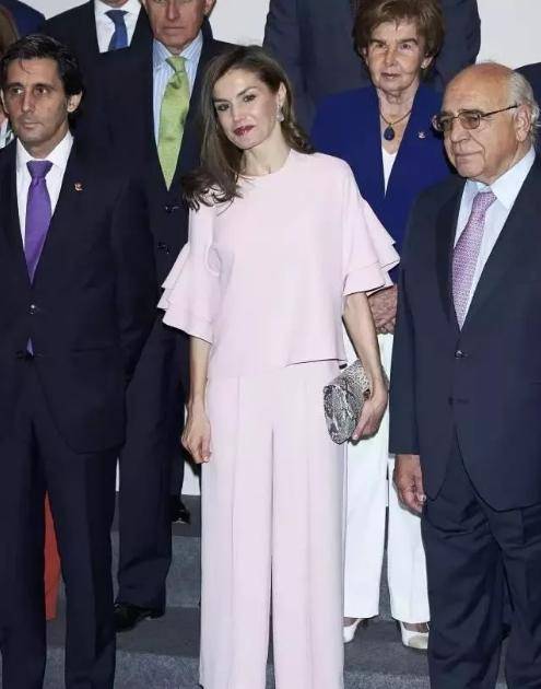 设计|西班牙王后真接地气，频频穿百元平价单品，论高级感搭配就服她