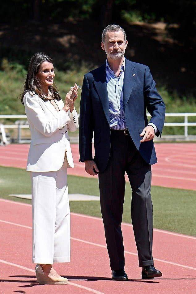 花色|西班牙王后久违亮相，穿西装配阔腿裤一脸憔悴，眼角皱纹多了不少