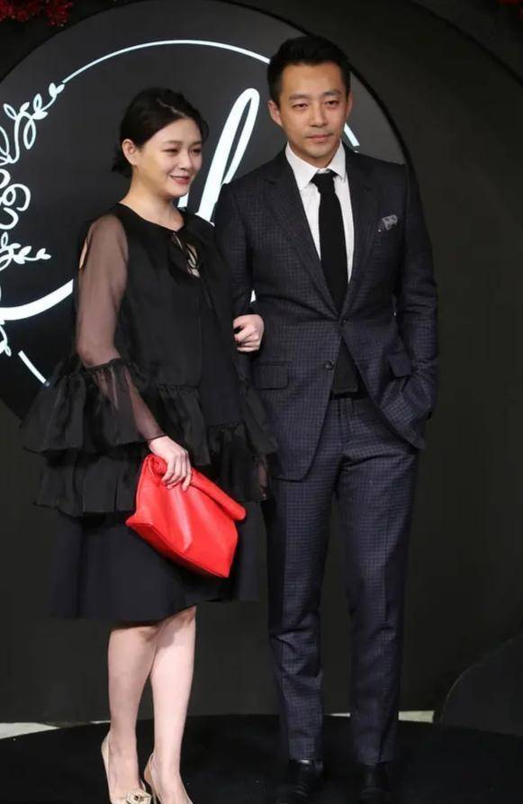 一身|谁说黑色就显瘦，大S穿一身黑还是白肥美，衬得边上汪小菲好苗条