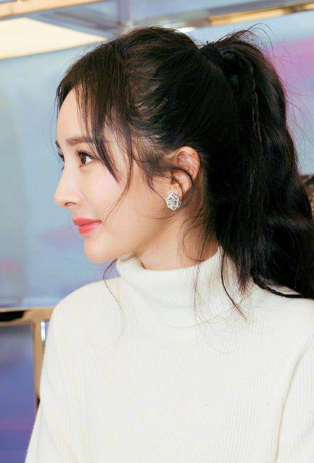 发型|女人扎马尾有讲究，这4个“误区”尽量要避开，显脸大还容易掉发