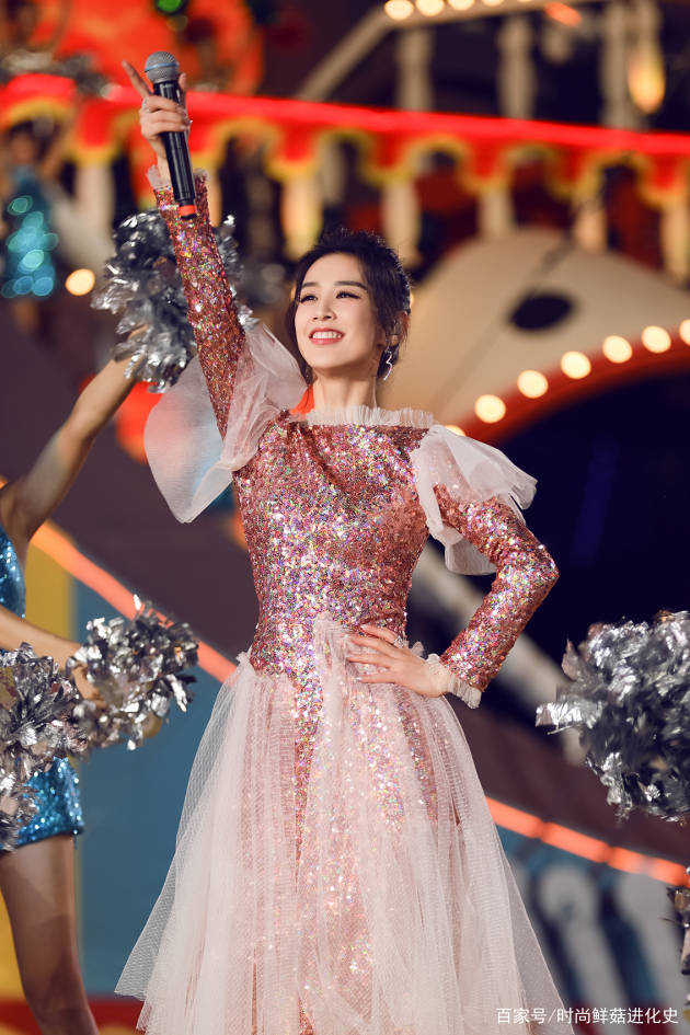 一身|36岁黄圣依真会穿,用一身红独占C位!身挂披风,身材比例太惊艳