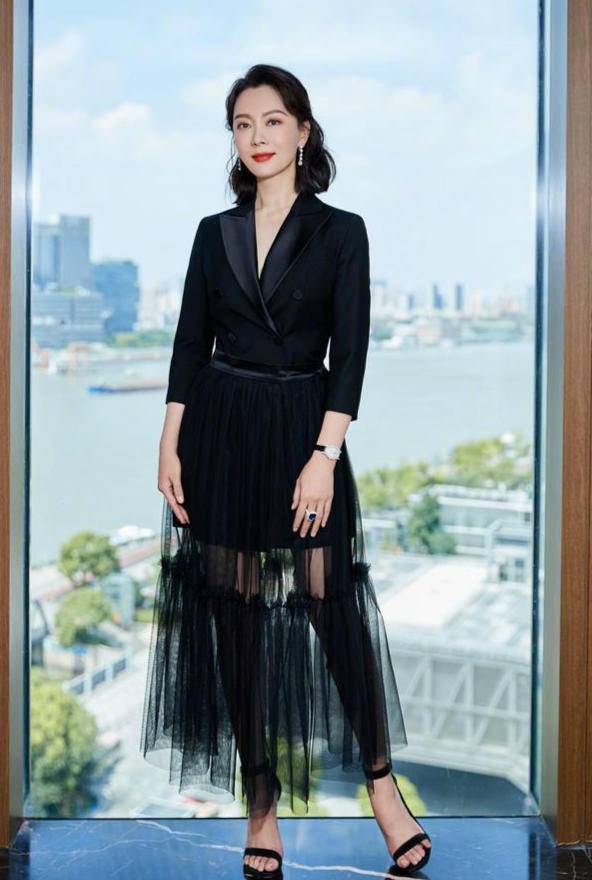 身材|潘虹无惧变老,素颜配“奶奶裙”出席活动,有皱纹也不影响气质美