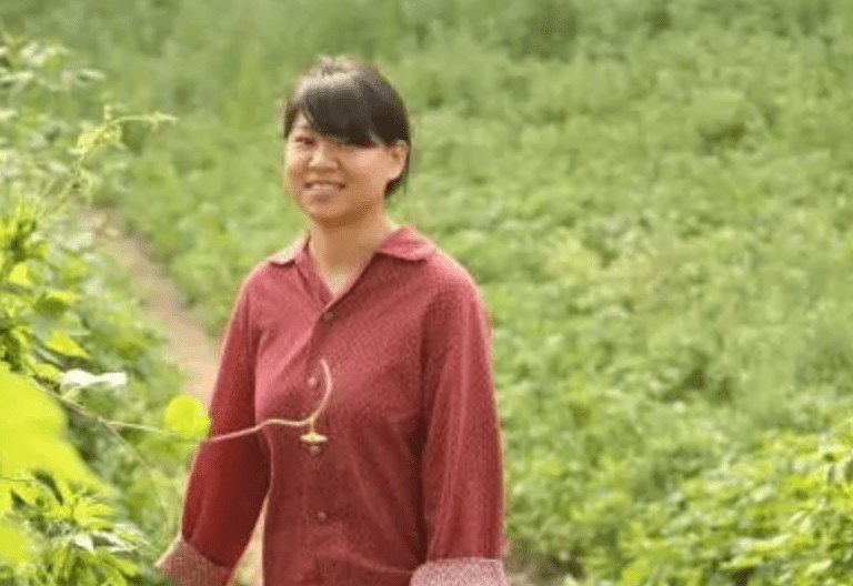 友人|小沈阳夫妇深夜和友人聚餐,结婚17年穿情侣装,仍牵手秀恩爱
