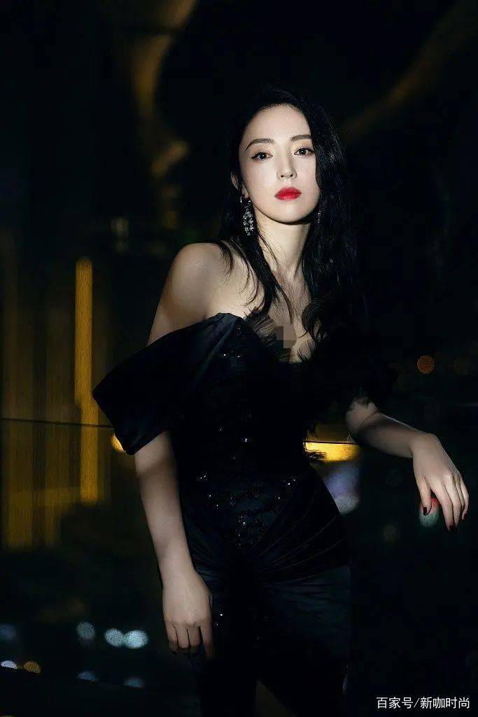 设计|董璇也有冷艳一面，穿露肩小黑裙妩媚撩人，卷发红唇更是绝配