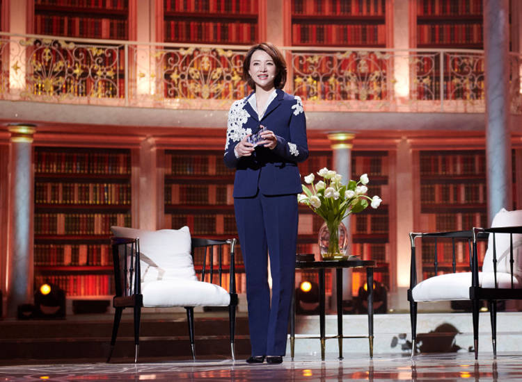 身材|董卿《朗读者3》杀青照曝光！手捧鲜花站C位，打扮朴素好接地气