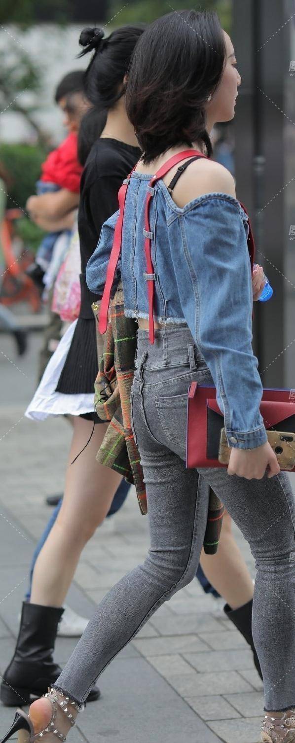 显得|身材修长的打底裤美女，造型个性又有时尚感，更加雅致