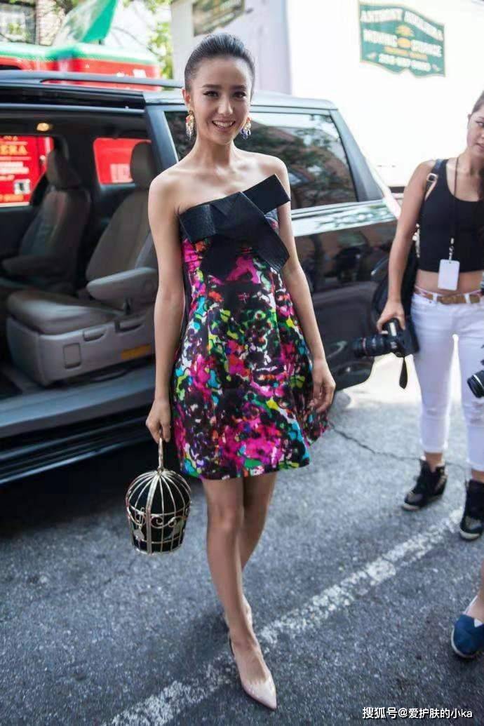 花又|佟丽娅穿越复杂反而越美，裙子又花又鲜艳，一般人还真hold不住