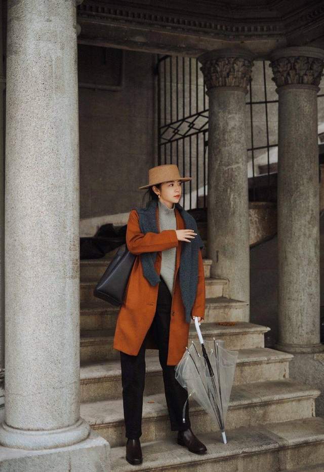 羊羔|真正讲究的女人，穿大衣很少配牛仔裤，像三木博主这样穿，更优雅