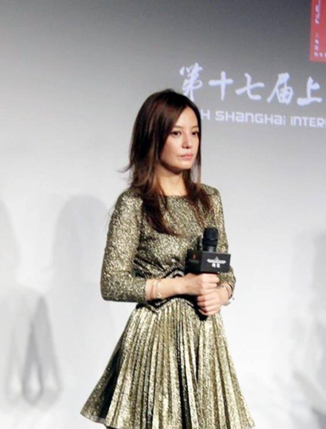 亮点|赵薇穿反光连衣裙亮相，这状态真不是年轻小花能比的，气质无敌