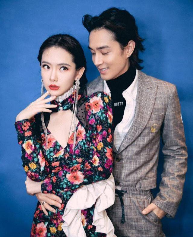 设计|戚薇的碎花裙穿搭很性感妥妥的少年感！