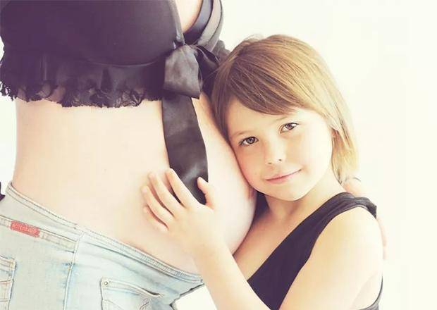 经济|40岁宝妈深夜发朋友圈“我后悔生二胎了”，看了让人真是心疼