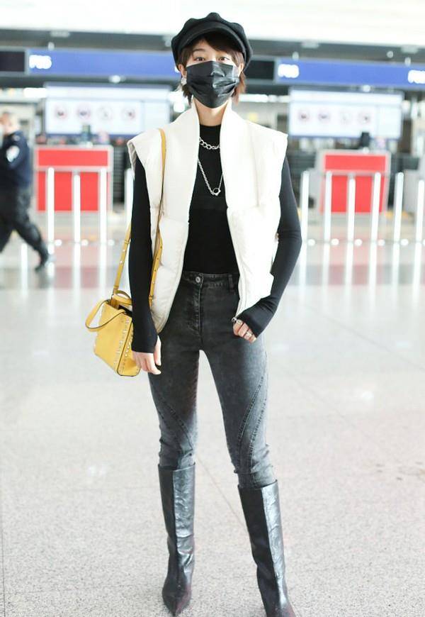 黑色|蓝盈莹私下的穿搭还挺有御姐范的，帅气皮靴真显腿长，气场太强大