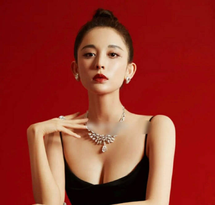 身材|古力娜扎撞衫迪丽热巴，两位新疆女星同穿粉色绸缎裙，谁更胜一筹