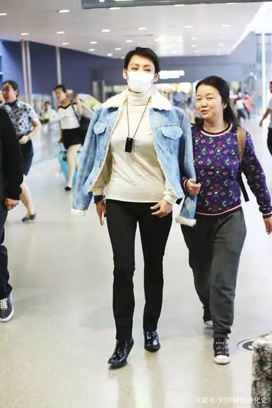 黑色|47岁宁静放纵自己?穿T恤难掩“大腹便便”,身材竟不如一旁助理