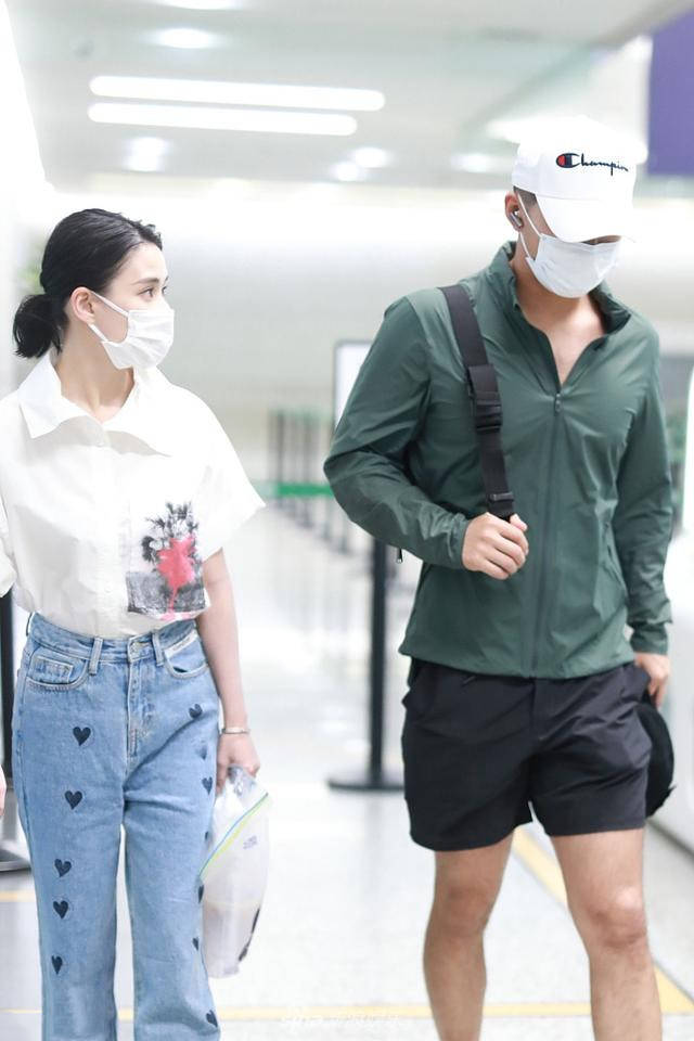 何超莲真没豪门架子,和窦骁走机场穿白衬衫配牛仔裤,像邻家妹妹