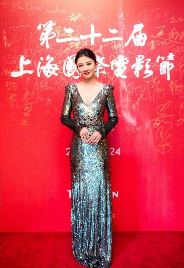 黄奕|黄奕终于想开了！穿紫卫衣+字母头巾嫩如初恋，同框7岁女儿像姐妹