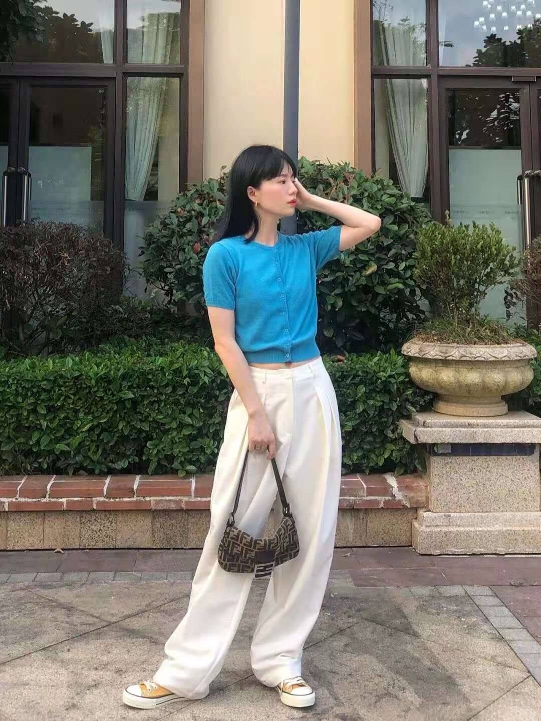 版本|极简风：白色裤子穿出高级感，小姐姐搭配思路很实用，跟着学起来