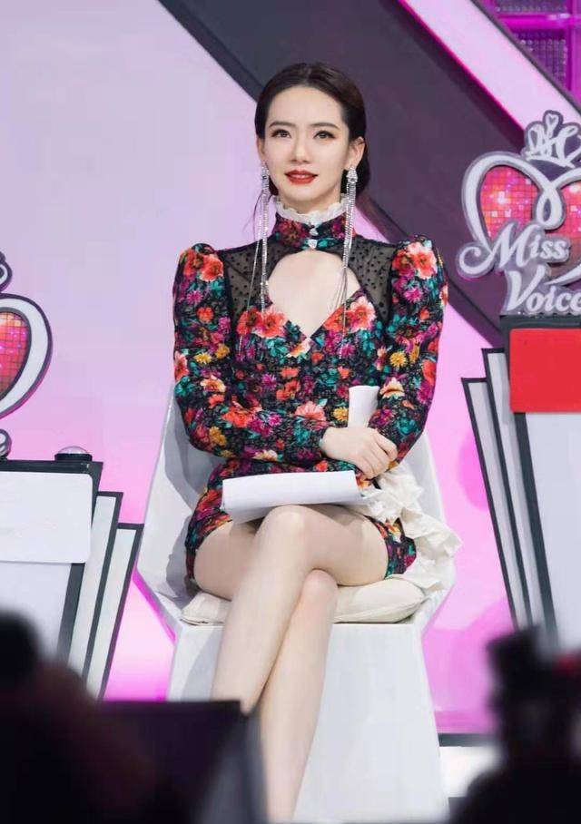 设计|戚薇的碎花裙穿搭很性感妥妥的少年感！