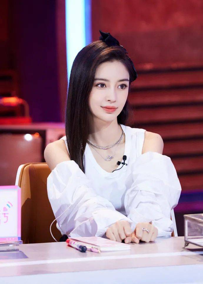 女神|杨颖穿露肩上衣女神范十足！雪肤透明娇嫩太性感甜美