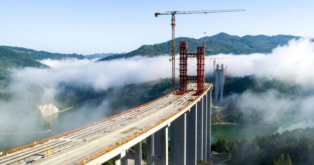 贵州预计在2023年建成的一条高速公路，双向4车道，时速80千米