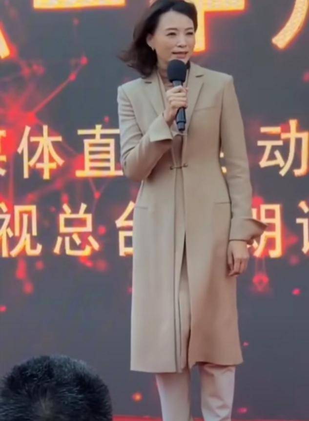 黑色|47岁董卿少有素颜现身，土色西装显脸色暗淡，短发凌乱有点像大妈