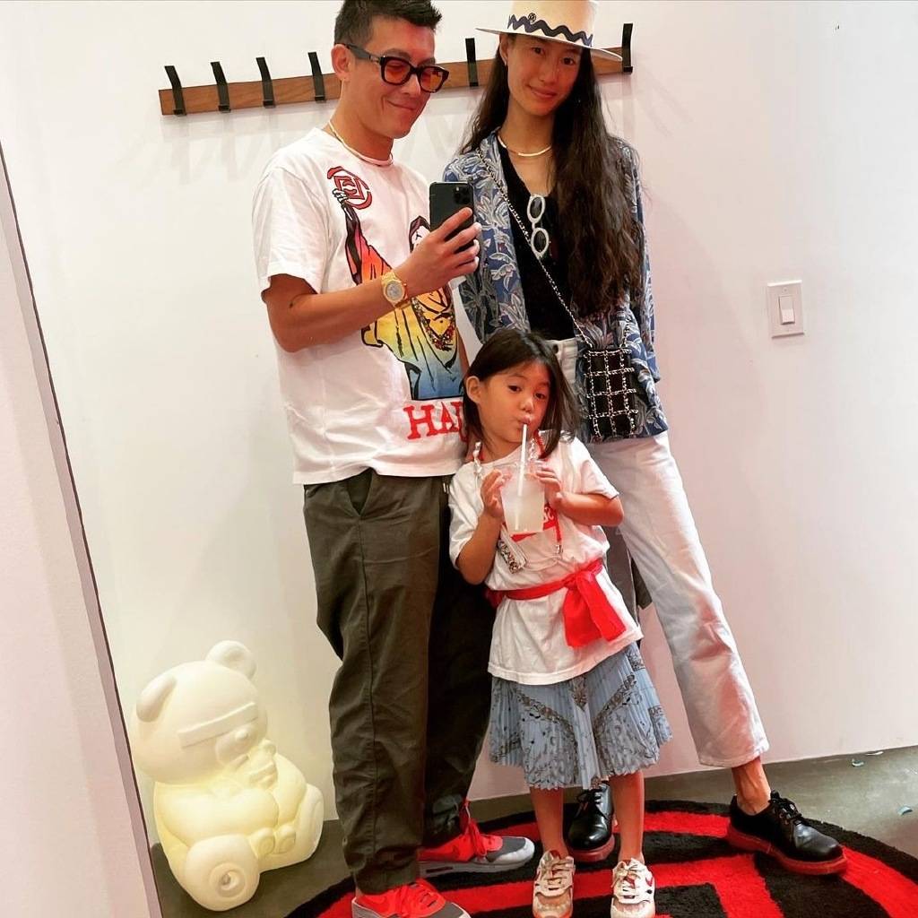 Alaia|秦舒培母女拍广告，Alaia活泼灵动拍摄专业，高颜值被赞像陈冠希