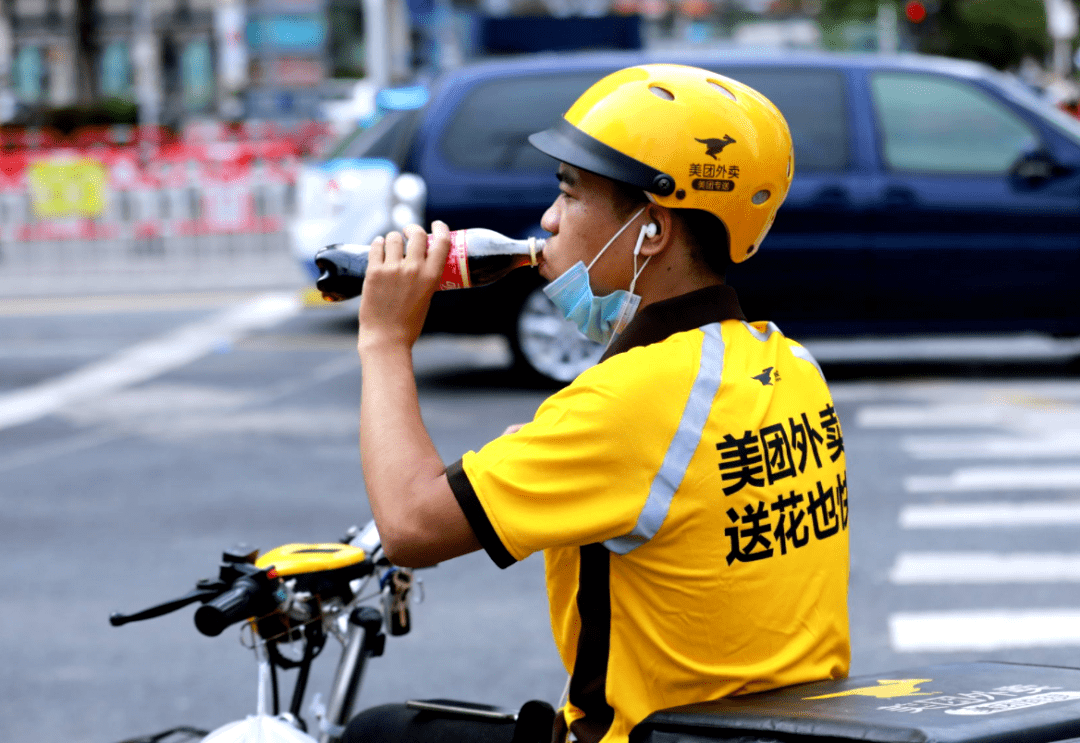 市值蒸发6000亿美团终于向外卖小哥低头